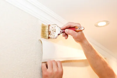 Pose de papier peint à Bisinchi — revêtements muraux et toiles de verre